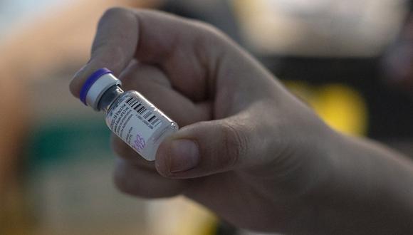 “Que se pierda una o 40 dosis de esta vacuna es un hecho que condenamos tajantemente y esperamos que no se vuelva a repetir en ningún lugar del país”, afirmó el gobernador de Curicó, Roberto González. (Foto: AFP).