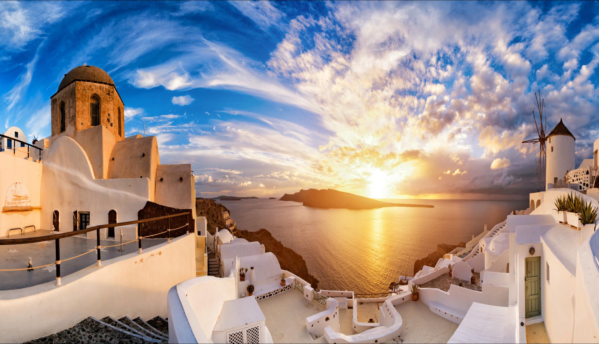 En Santorini, contempla la puesta del sol desde el castillo de Oia. Foto: Shutterstock.