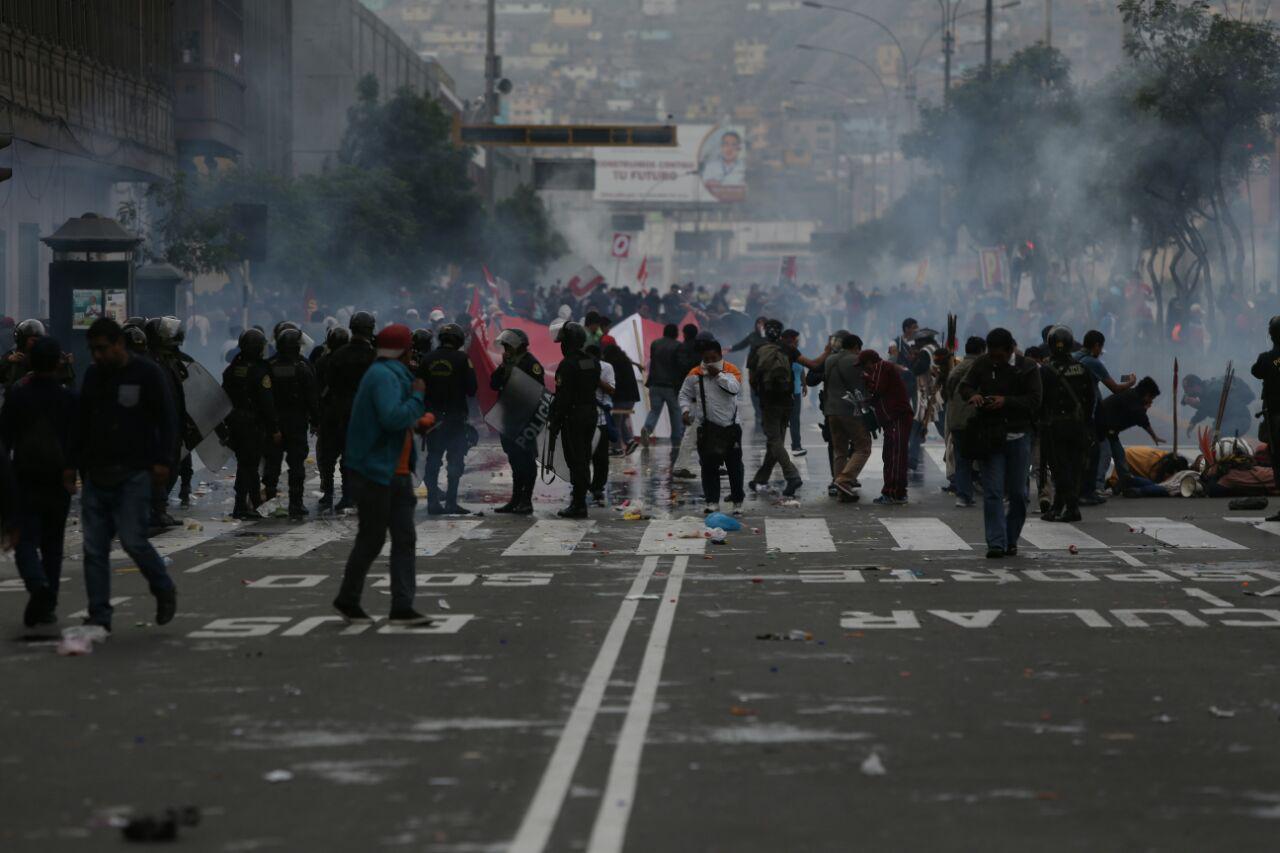 Alrededor de las 4 de la tarde, los docentes y los policías protagonizaron un enfrentamiento en el frontis del Congreso de la República. (Foto: Anthony Niño de Guzmán / El Comercio)
