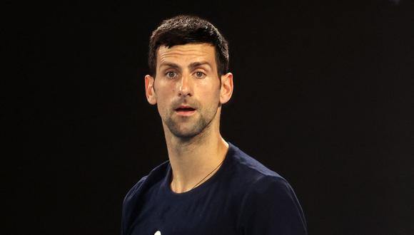 Novak Djokovic vive todo un problema en Australia por no vacunarse. 
 (Photo by MARTIN KEEP / AFP) /