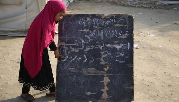 Una niña a las afueras de una escuela en la provincia de Nangarhar, Afganistán. Los escolares son las principales víctimas de los explosivos abandonados tras las décadas de guerra que vivió el país tras activarlos casualmente. (Foto: Ghulamullah Habibi / EFE / Archivo)