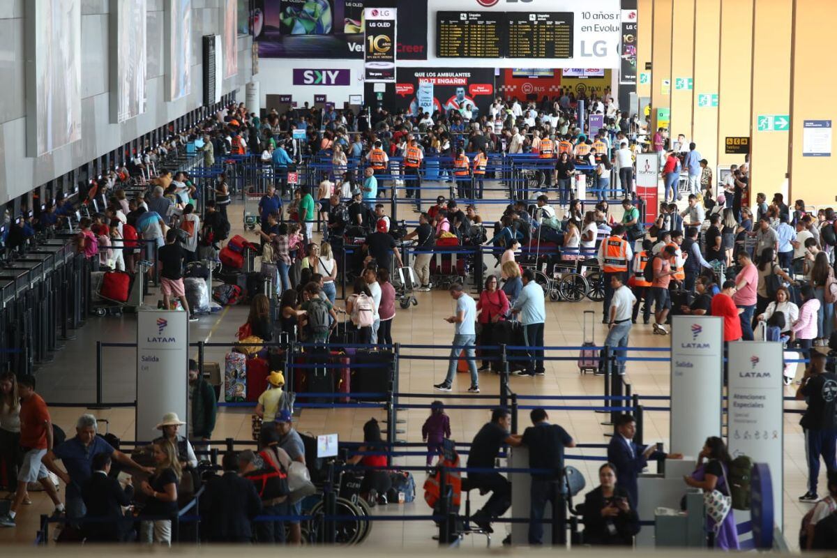 El Indecopi informó que ha reforzado su presencia en el Aeropuerto Jorge Chávez para asegurar que las aerolíneas cumplan eficazmente con proporcionar información a los pasajeros sobre la reprogramación de los vuelos.