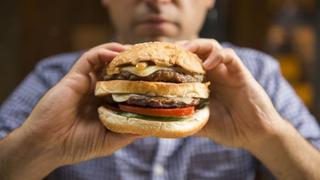Por qué los hombres sufren más con el consumo de grasas [BBC]