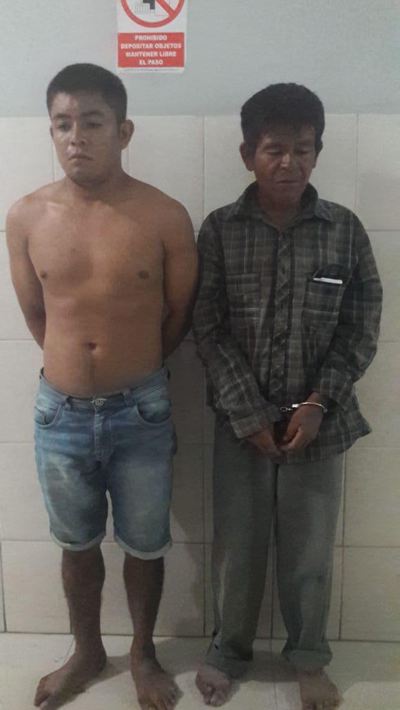 Piura. El cabo EP José Elías (20), quien está semidesnudo, junto a su hermano, quienes fueron capturados el día de la agresión. (PNP)