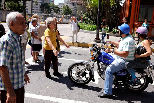 FOTO 2 | Ancianos protestando en una avenida principal de Caracas. (Foto: Reuters)