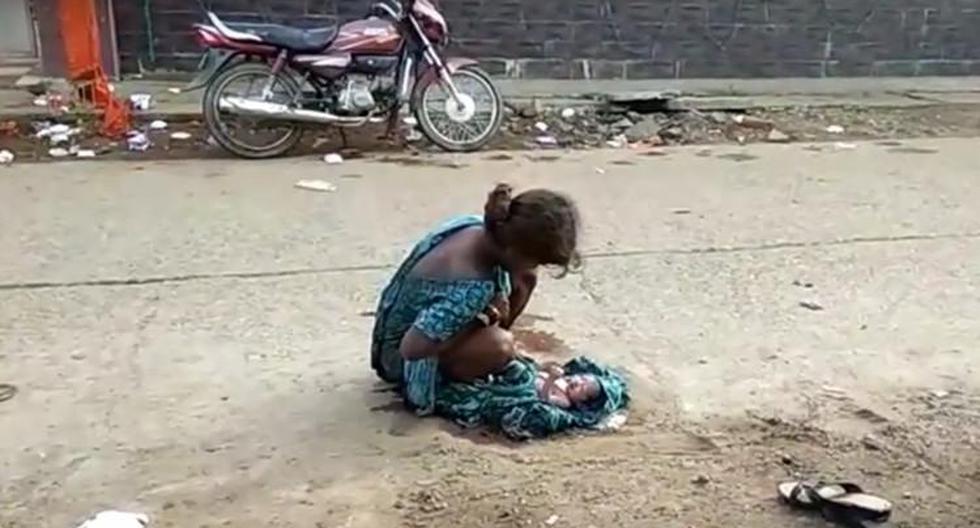 Una india de 17 años que fue abandonada por su familia después de quedarse embarazada, di a luz junto a una carretera en Chandil, India. (Foto: YouTube)