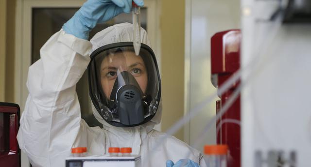 El mes pasado, Rusia anunció que su vacuna contra el coronavirus entraba en la tercera y última fase de ensayos clínicos. La bautizó como "Sputnik V". (Foto: EFE)