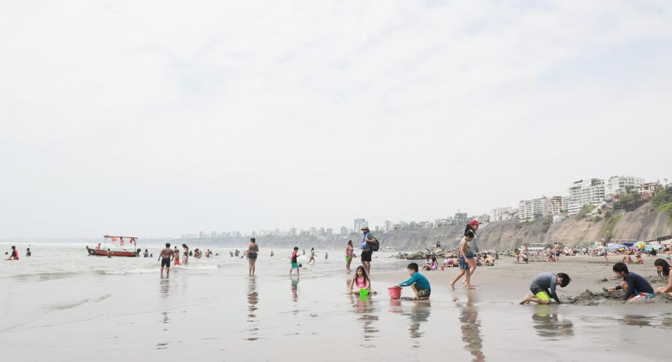 Pese a los oleajes anómalos, las personas siguieron acudieron a la Costa Verde (Foto: Juan Ponce Valenzuela / @photo.gec)