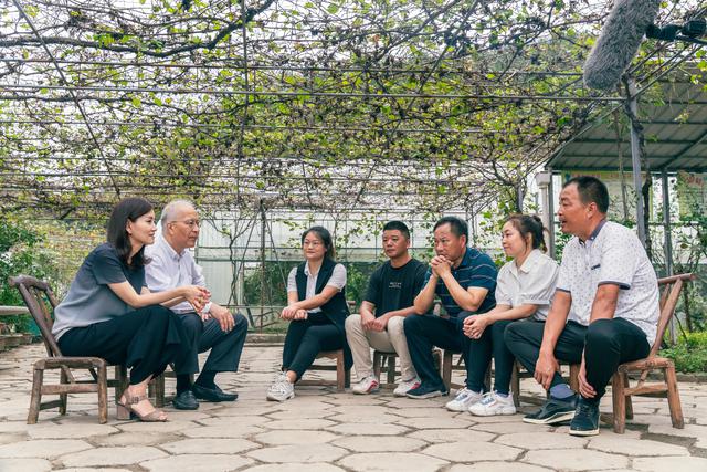 Einar Tangen (segundo por la izquierda) conversa con candidatos que se postulan para puestos en el comité de aldeanos de Shazhou en la provincia de Hubei, el 26 de septiembre de 2021. (Xinhua/Xu Yongzheng)