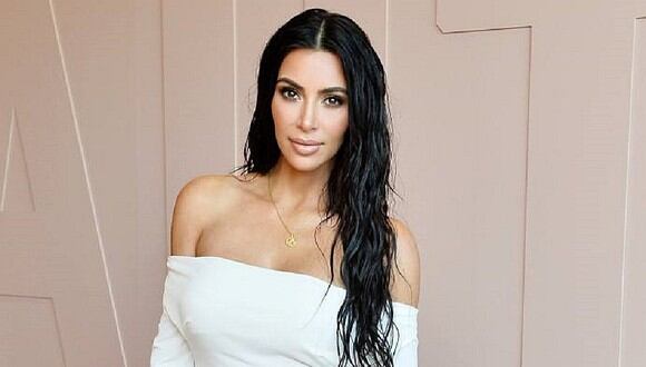 Kim Kardashian posó junto a sus cuatros hijos y su esposo para postal navideña