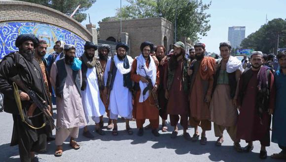 Los combatientes talibanes posan mientras montan guardia frente a la oficina del gobernador provincial en Herat. (Foto: AFP).