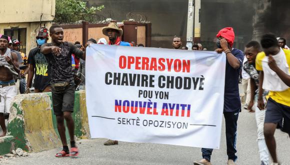 Los manifestantes de la oposición se manifiestan pidiendo la salida del presidente Jovenel Moise, mientras marchan por las calles de Puerto Príncipe el 18 de noviembre de 2020. (Foto: Valerie Baeriswyl / AFP)