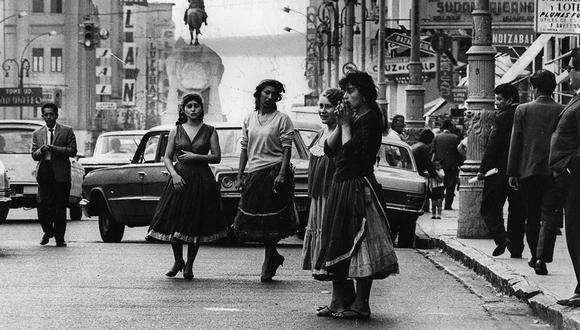 Gitanas en la plaza San Martín. Postal de 1968. Foto: Ricardo Navarro / GEC Archivo Histórico.