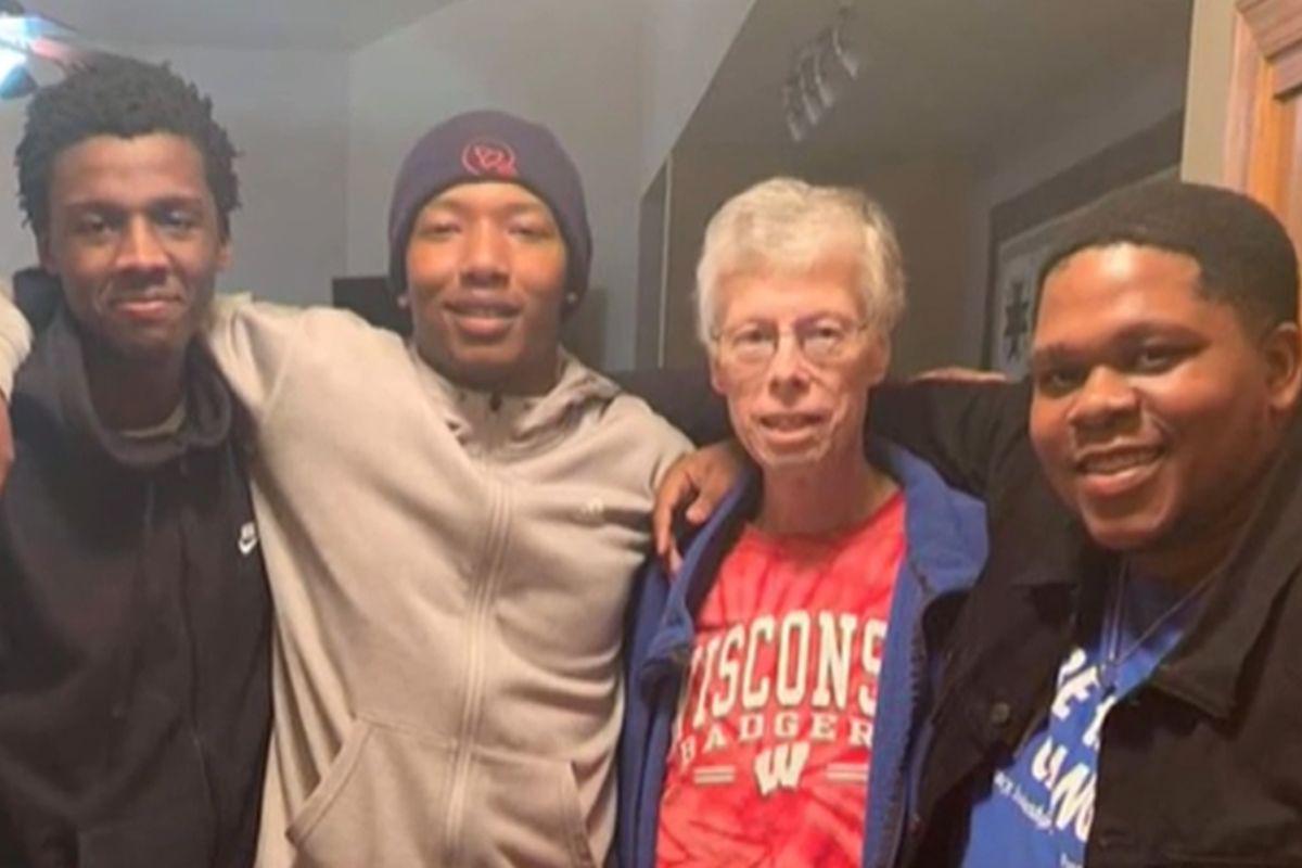 Tres jóvenes visitaron a un paciente con cáncer terminal que había pedido como regalo que le envíen muchas tarjetas de Navidad para entretenerse leyéndolas | Foto: Facebook