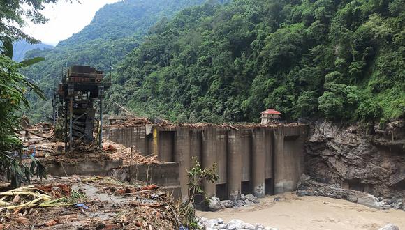 Una vista general muestra la central eléctrica Teesta V dañada a lo largo del río Teesta, a unos 6 km de Singtam, en el estado indio de Sikkim, el 5 de octubre de 2023. (Foto de Pankaj DHUNGEL / AFP)