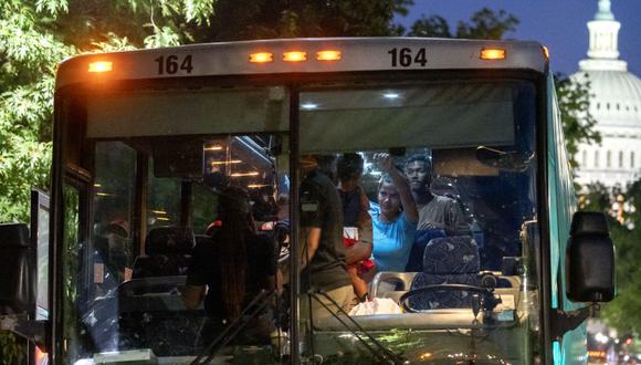 Migrantes de Venezuela, que abordaron un autobús en Del Rio, Texas, desembarcan frente al Capitolio de los EE. UU. en Washington, DC, el 2 de agosto de 2022. (Foto de Stefani Reynolds / AFP)