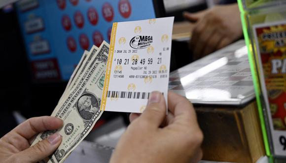 En esta foto de archivo tomada el 29 de julio de 2022, una persona compra un boleto de lotería Mega Millions en una tienda en Arlington, Virginia. (Foto: OLIVIER DOULIERY / AFP)