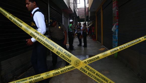 Según testigos, Palacios Huanca disparó contra la mujer en un puesto del mercado Agrario. Luego de cometer el crimen, el feminicida se quitó la vida. (Foto: Stephania Piaggio/GEC).