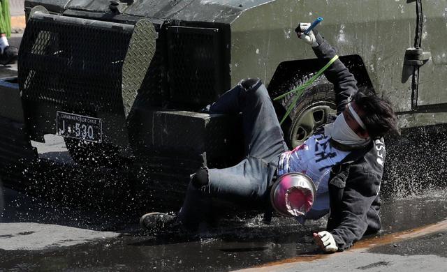 Un vehículo de la policía atropella a un manifestante en la céntrica Plaza Italia de Santiago de Chile. (REUTERS/Ivan Alvarado).