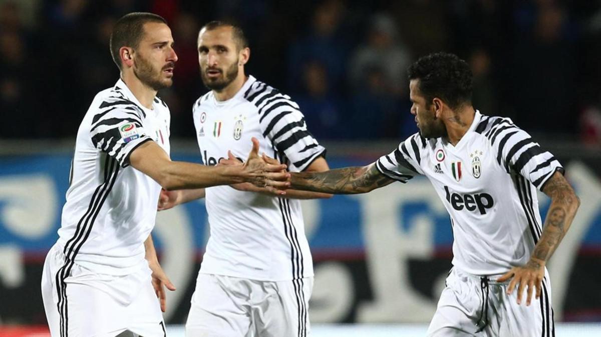 El periodista serbio Darko Meznovic reveló una entrevista en donde Mandzukic señaló las razones por las cuales Dani Alves y Leonardo Bonucci se fueron de la Juventus. (Foto: EFE)