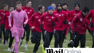 Obligaron a futbolista a usar vestido rosado por entrenar mal en Escocia