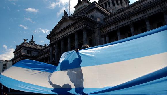 En el segmento marginal, la moneda estadounidense se depreciaba un 1,31% a 76,25 pesos argentinos. (Foto: AP)