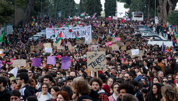 La gente participa en una manifestación con motivo del día Internacional de la Mujer en Roma, Italia, 08 de marzo de 2024. EFE/EPA/GIUSEPPE LAMI