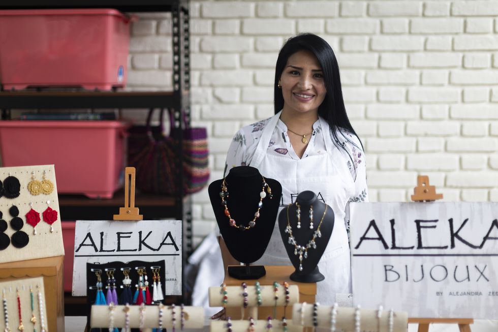 Alejandra Zagarra de 31 años es la gestora de Aleka Bijoux. La empresa se sostiene gracias a las ventas en el bazar del INPE y a las que realizan a través de sus redes sociales. Las pueden encontrar en Instagram o contactar por el correo <a href=