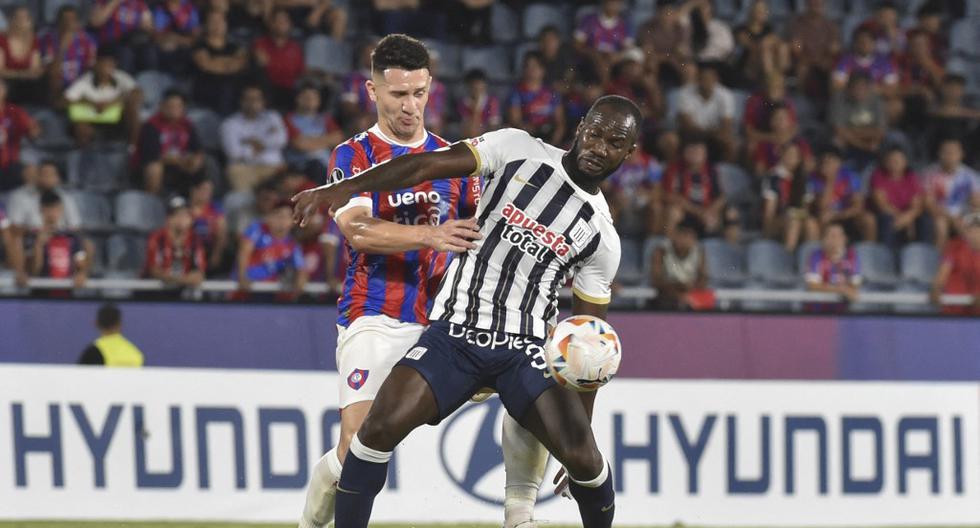 Cerro Porte�o's defender Jorge Morel (L) and Alianza Lima's Panamanian forward Cecilio Waterman fight for the ball during the Copa Libertadores group stage first leg football match between Paraguay's Cerro Porte�o and Peru's Alianza Lima at the La Nueva Olla stadium in Asuncion on April 10, 2024. (Photo by NORBERTO DUARTE / AFP)