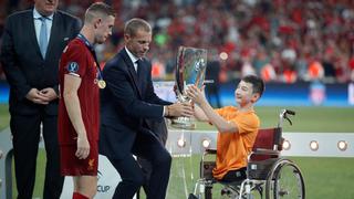 Liverpool celebró el título de la Supercopa de Europa con niño sin piernas | VIDEO
