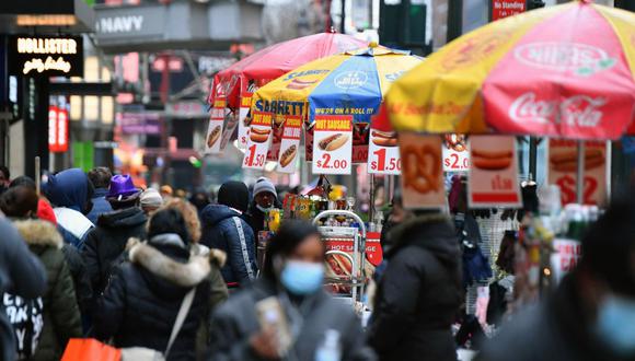 La gente camina por una concurrida zona comercial en medio de la pandemia de coronavirus, el 5 de enero de 2021, en la ciudad de Nueva York. (Angela Weiss / AFP).