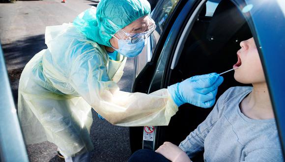 El 21 de abril de 2020, un joven es sometido a una prueba de coronavirus en un autocine en Dinamarca. (Claus Bech / Ritzau Scanpix / AFP).
