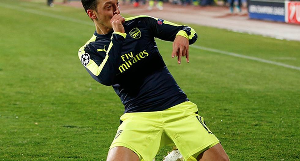 Mesut Ozil marcó un increíble gol que se llevó todos los elogios de los hinchas del fútbol. Además le dio el triunfo agónico al Arsenal ante Ludogorets. (Foto: Twitter)