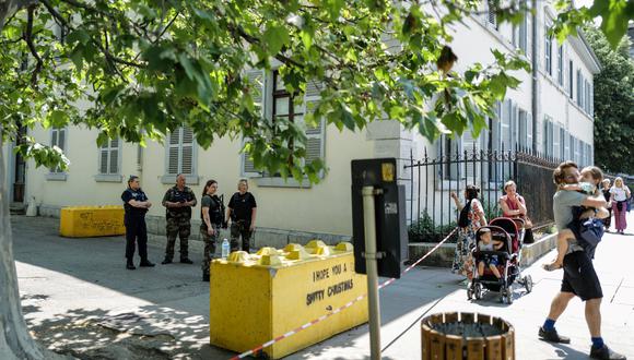 El personal de la policía francesa mantiene un cordón de seguridad en Annecy, sureste de Francia, el 8 de junio de 2023, luego de un apuñalamiento masivo en la ciudad alpina francesa. (Foto de OLIVIER CHASSIGNOLE / AFP)