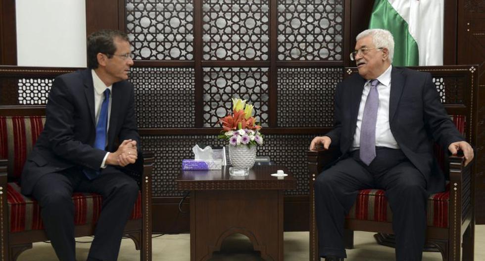 Presidente palestino, Mahmud Abás (dcha), reunido con el líder del Partido Zionista, Isaac Herzog (izda). (Foto: EFE)