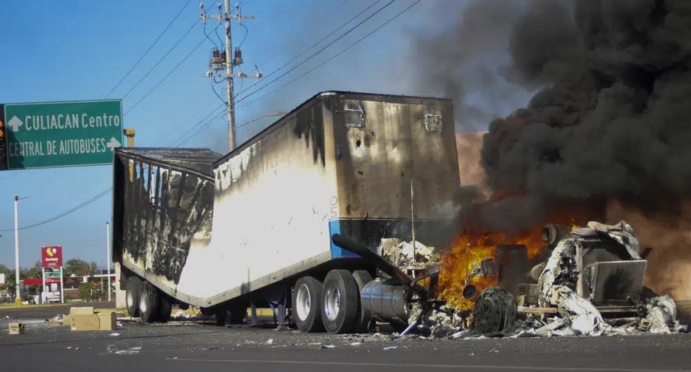 Un camión quemado tras los enfrentamientos entre fuerzas federales y grupos armados en la ciudad de Culiacán, estado de Sinaloa, México. (Foto AP/Martin Urista).
