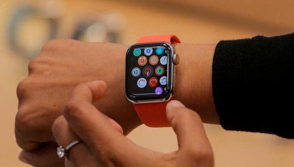 Apple Watch en mano.