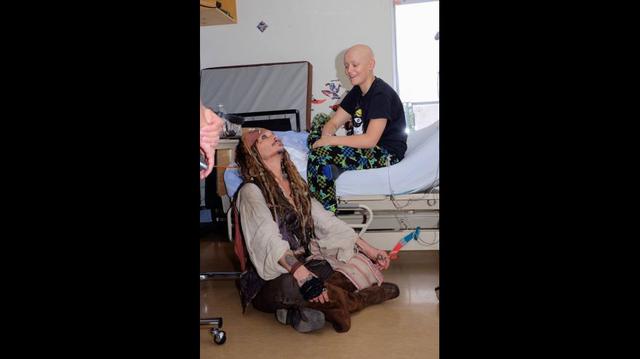 Johnny Depp demostrando su gran corazón en una visita inesperada a hospital de Canadá. (Fotos: Facebook)