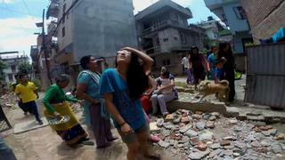 Dramático momento en que nuevo terremoto azotó Nepal [VIDEOS]