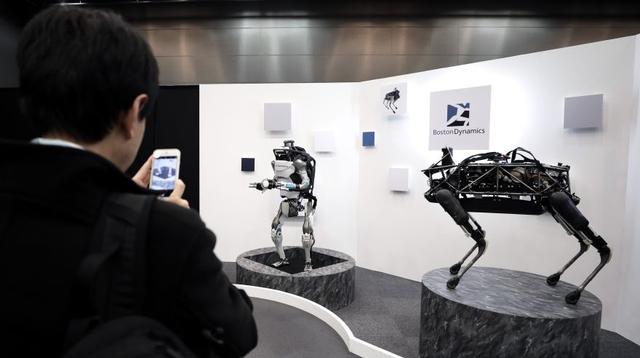 FOTO 6 | Fotografía del robot humanoide Atlas de Dymanics Inc (derecha). A la izquierda está el robot Spot, ambos exhibidos en el Robot World 2017. (Foto: Bloomberg)