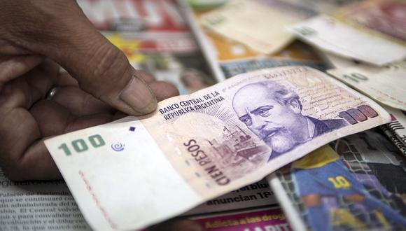El precio del "dólar blue" alcanzaba los 156 pesos en Argentina este miércoles. (Foto: AFP)