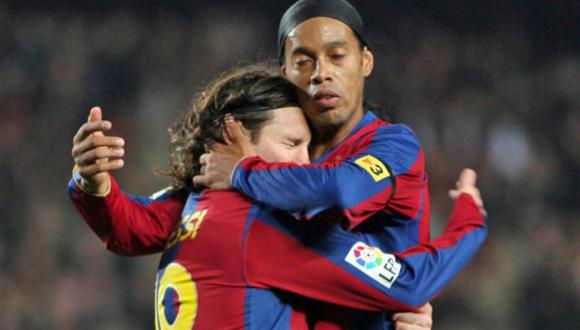 Lionel Messi y Ronaldinho Gaúcho jugaron juntos en Barcelona. (Foto: AFP)