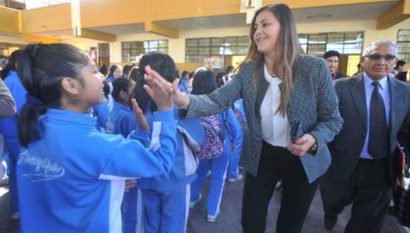 La gobernadora verificó la normal asistencia de alumnos y docentes en los colegios más emblemáticos de Arequipa