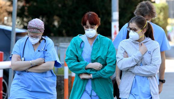 Trabajadores de la salud usan mascarillas protectoras fuera del hospital en Padua, región del Véneto, norte de Italia, país donde se han registrado más de 100 casos de coronavirus. (EFE / EPA / NICOLA FOSSELLA).