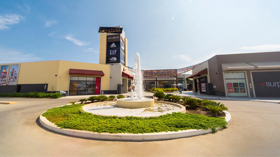 Ubicado en el km 32 de la Panamericana Sur, este centro comercial reúne a más de 100 marcas, incluyendo prestigiosas firmas como: Nike, Adidas, Tommy Hilfiger, Kenneth Cole, Calvin Klein, Samsonite, Michael Kors, Hush Puppies y Marathon, entre otras. Además, es el primer mall Pet Friendly del Perú y comprometido con el medioambiente. (Foto: Outlet Arauco). 