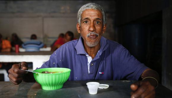 La pobreza es casi absoluta en Venezuela: llegó al 87%. En la imagen, un venezolano se alimenta en el comedor Madre Teresa de Calcuta, que ayuda a los más pobres. (Reuters).