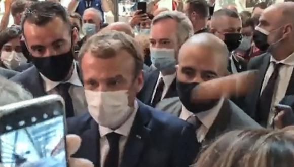 Cuando Emmanuel Macron recorría los pasillos de una feria, un huevo impactó en su espalda, aunque sin llegar a romperse. (AFP).