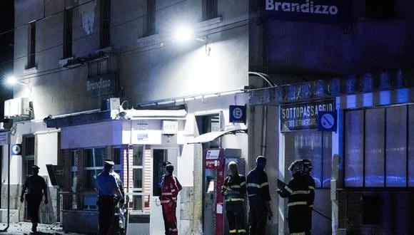 Bomberos y carabineros se encuentran en la estación de tren de Brandizzo, donde cinco trabajadores ferroviarios murieron después de ser atropellados por un tren durante el mantenimiento nocturno el 31 de agosto de 2023. (Foto: Tino ROMANO / AFP)