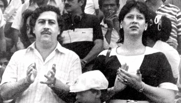 María Henao: Viuda de Pablo Escobar describe su vida en nuevo libro. En la imagen, ambos observando un partido de fútbol. (AP).