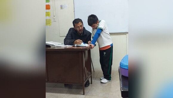 El profesor Ricardo Guerrero y el hijo de una de sus alumnas (Foto: Facebook)